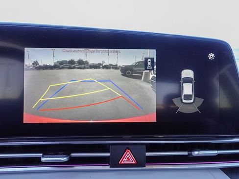 Used 2021 Hyundai Elantra Limited image 18