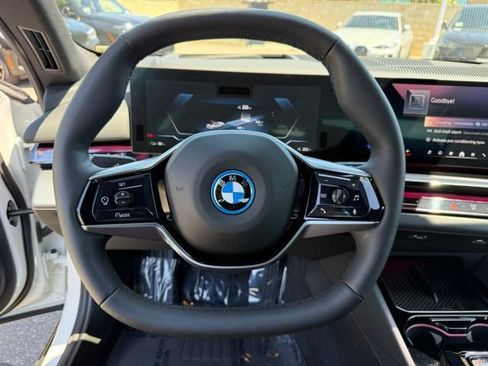 Used 2025 BMW i5 eDrive40i w/ Premium Package RWD image 24
