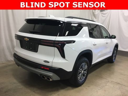 Used 2025 Chevrolet Traverse LT image 4