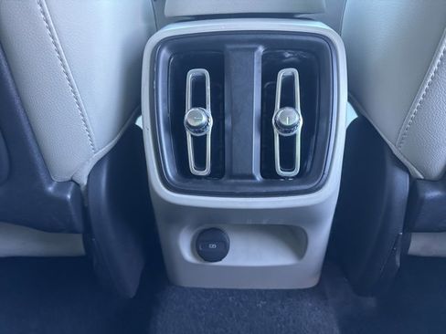 Used 2019 Volvo XC40 T5 Inscription image 16