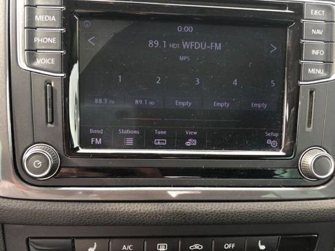 Used 2016 Volkswagen Tiguan SE image 11