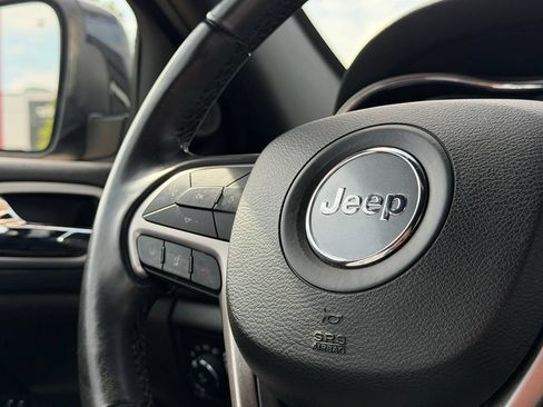 Used 2021 Jeep Grand Cherokee Laredo AWD/4WD image 17