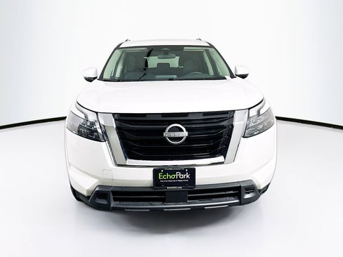 Used 2025 Nissan Pathfinder SV image 2