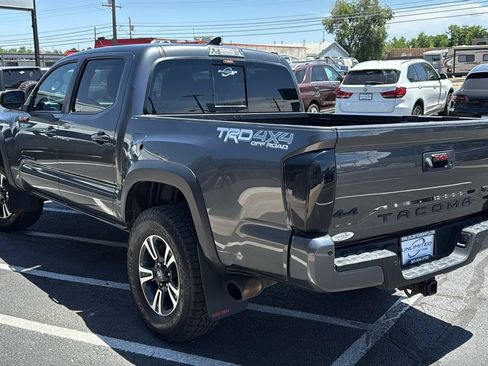 Used 2017 Toyota Tacoma TRD Off-Road w/ Premium & Technology Package AWD/4WD image 5