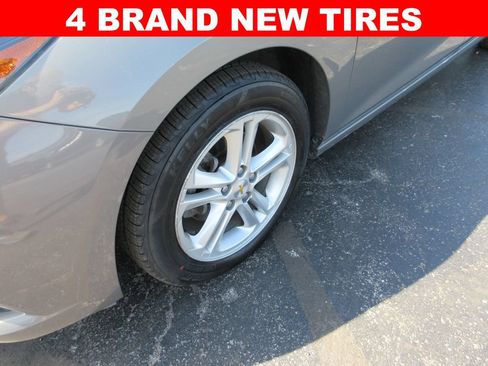 Used 2017 Chevrolet Cruze LT w/ Convenience Package FWD image 3