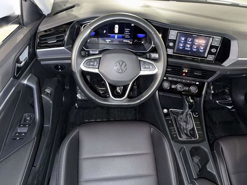 Used 2024 Volkswagen Jetta SE w/ Panoramic Sunroof Package FWD image 5