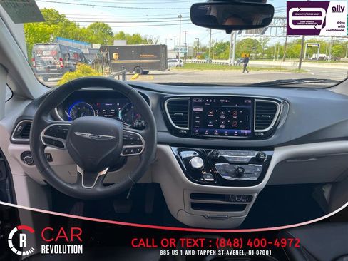 Used 2023 Chrysler Pacifica Touring-L FWD image 41