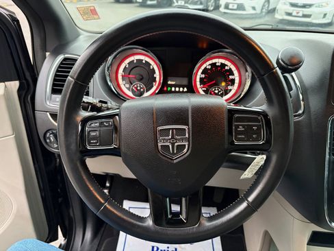 Used 2017 Dodge Grand Caravan SXT image 31
