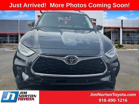 Used 2021 Toyota Highlander Limited FWD image 2