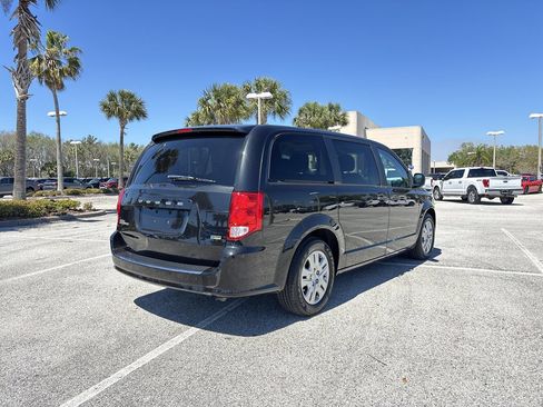 Used 2019 Dodge Grand Caravan SE w/ UConnect Hands-Free Group FWD image 3