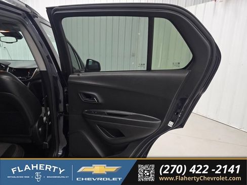 Used 2021 Chevrolet Trax LT w/ LT Convenience Package AWD/4WD image 12