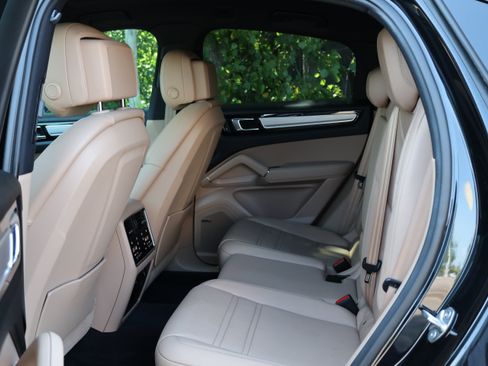Used 2023 Porsche Cayenne Platinum Edition AWD/4WD image 16