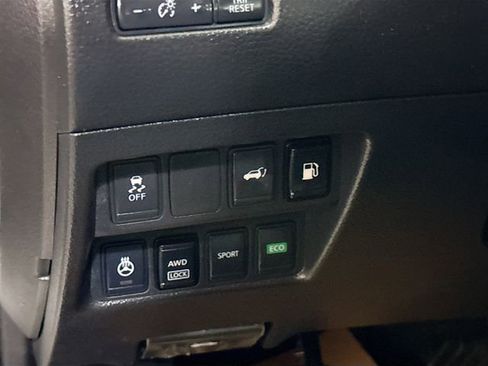 Used 2018 Nissan Rogue SV w/ Premium Package image 11