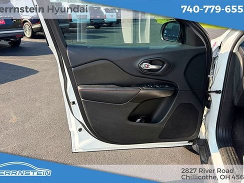 Used 2019 Jeep Cherokee Trailhawk AWD/4WD image 14