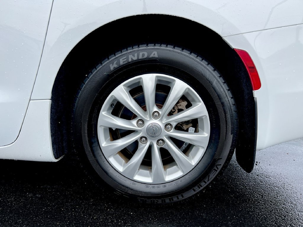 Used 2019 Chrysler Pacifica LX w/ Tire & Wheel Group FWD image 27