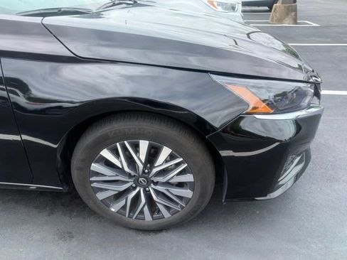 Used 2025 Nissan Altima 2.5 SV FWD image 3
