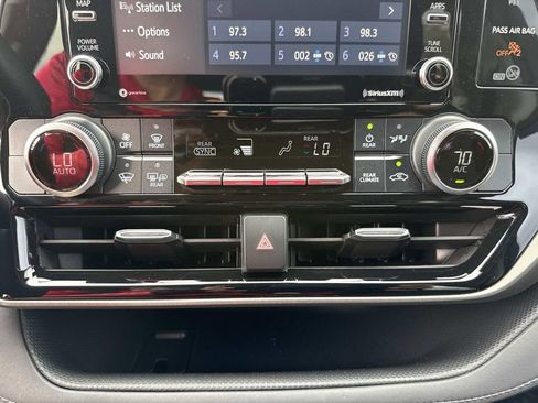 Used 2020 Toyota Highlander L image 28