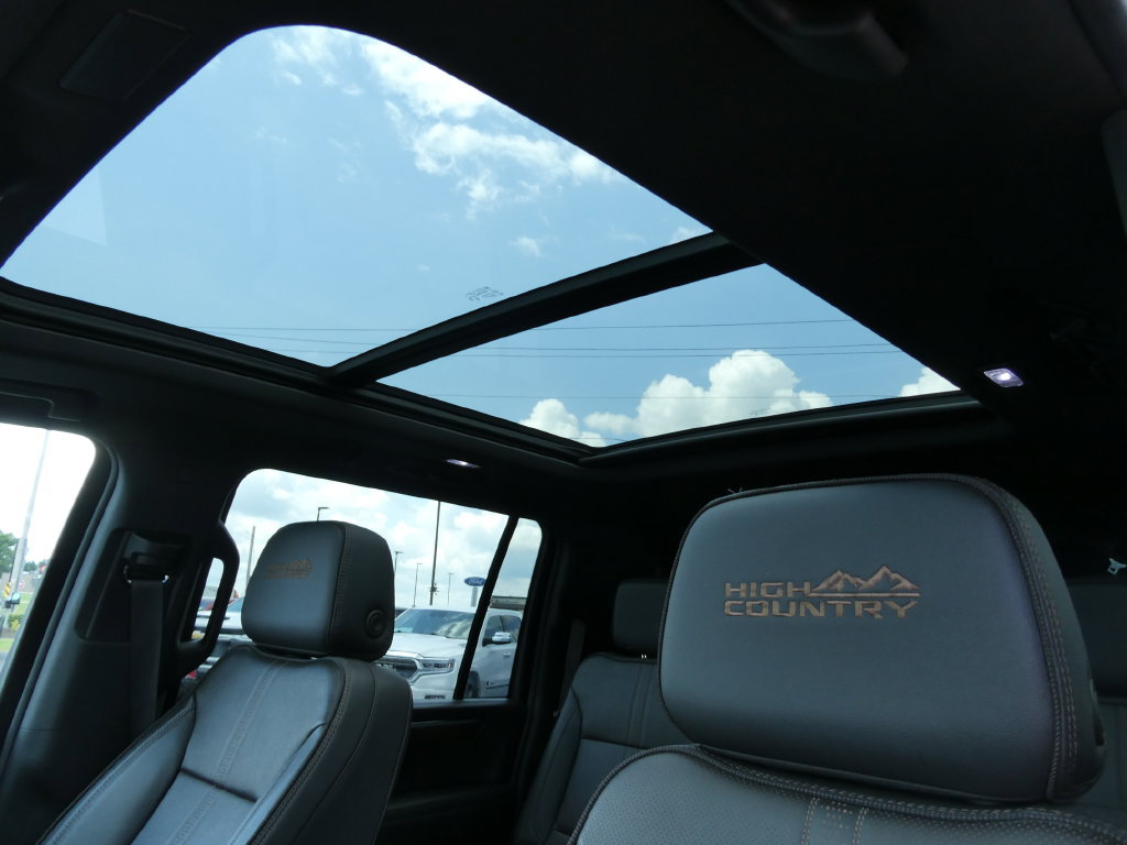 Certified 2025 Chevrolet Suburban High Country AWD/4WD image 31