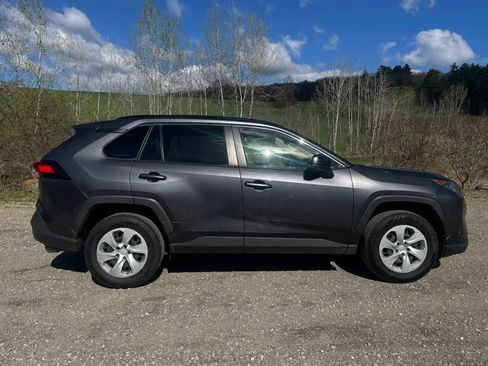 Used 2019 Toyota RAV4 LE AWD/4WD image 2