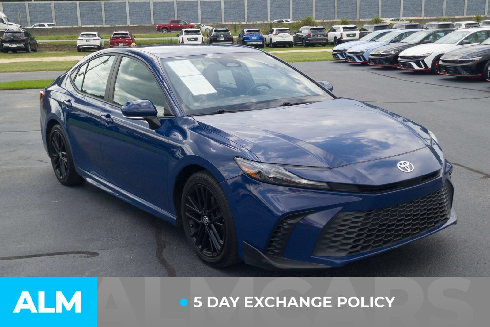 Used 2025 Toyota Camry SE FWD image 3