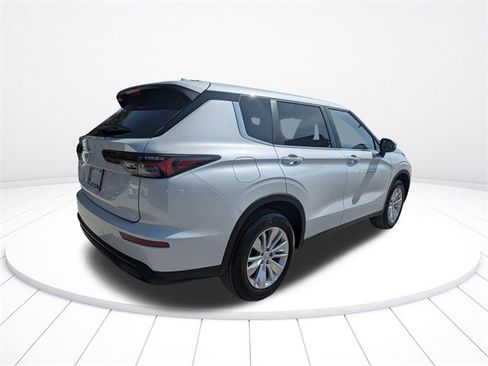New 2026 Mitsubishi Outlander ES image 4