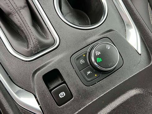 Used 2023 Chevrolet Traverse LT image 30