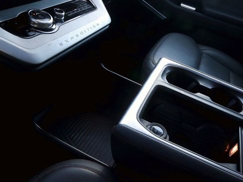 Used 2025 Ford Expedition Active image 35