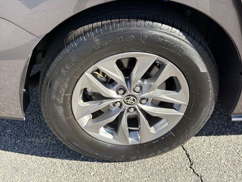 Certified 2024 Toyota Sienna LE image 28