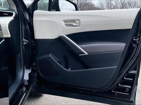 Certified 2023 Toyota Corolla Cross XLE image 12