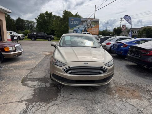 Used 2018 Ford Fusion SE w/ Fusion SE Technology Package FWD image 8