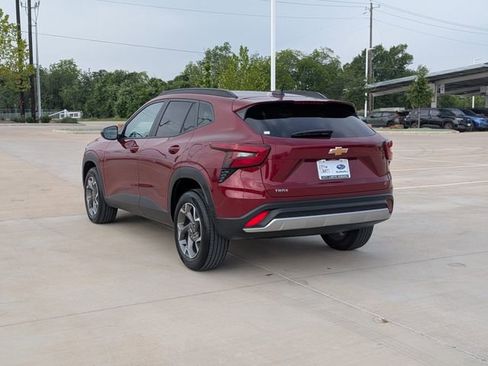 Used 2025 Chevrolet Trax LT FWD image 4