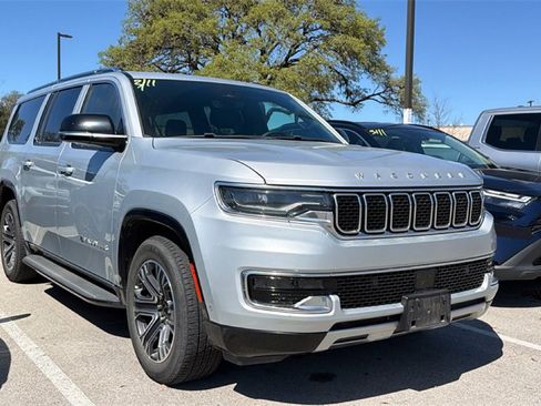 Used 2023 Jeep Wagoneer L Series II image 3