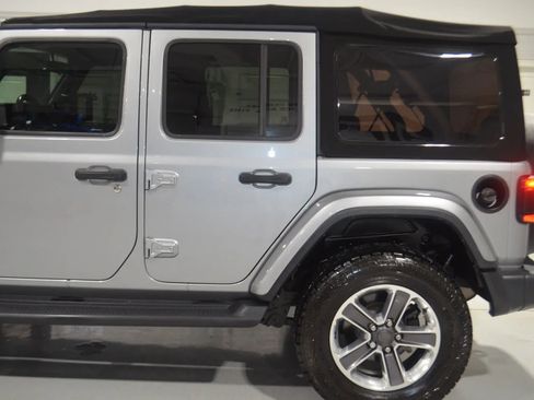 Used 2018 Jeep Wrangler Unlimited Sahara AWD/4WD image 6