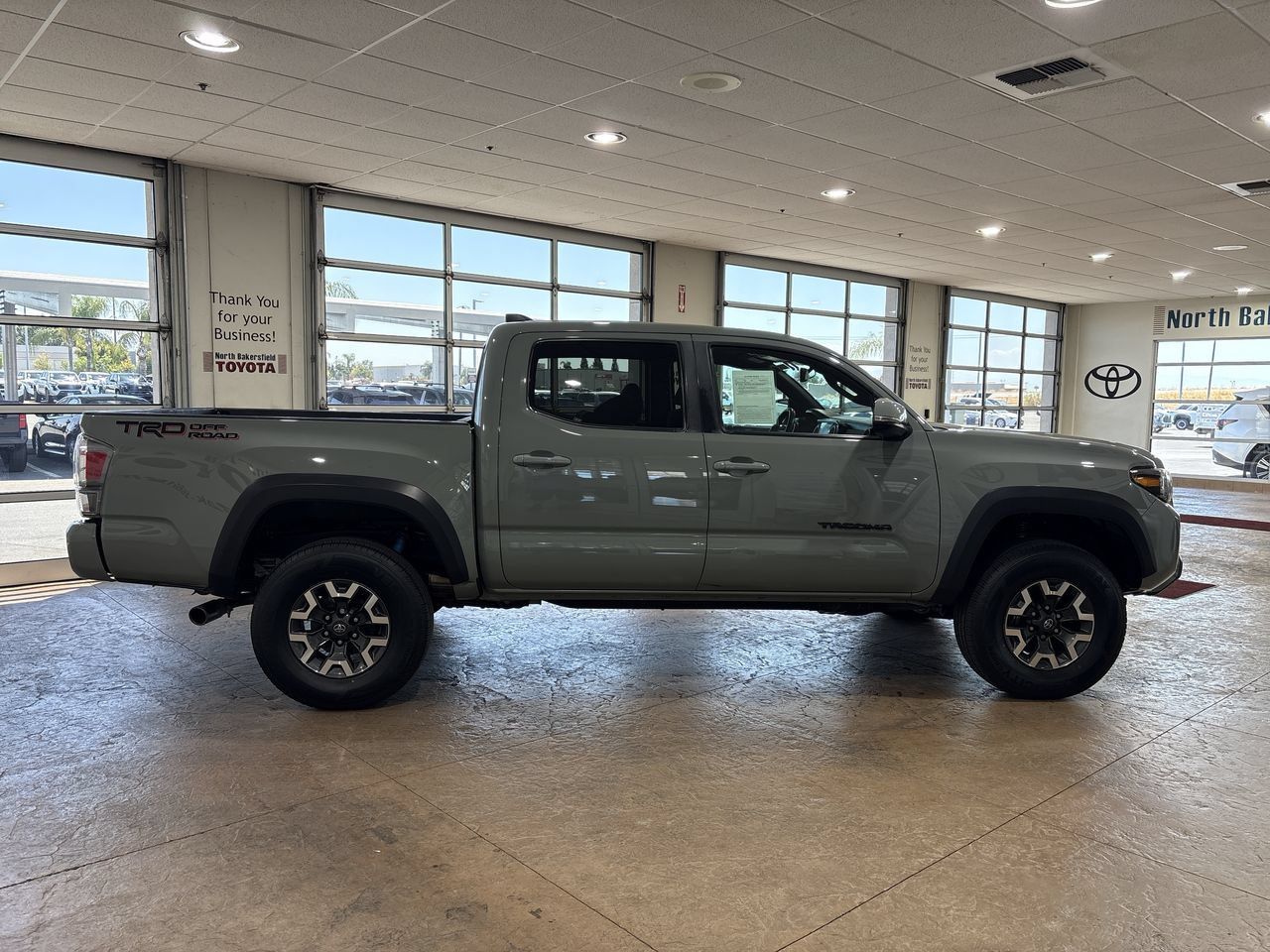 Used 2023 Toyota Tacoma TRD Off-Road w/ Technology Package RWD image 3