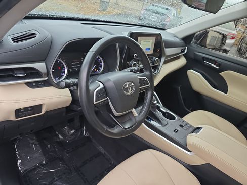 Used 2023 Toyota Highlander XLE image 24