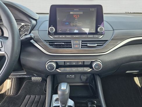 Used 2024 Nissan Altima 2.5 SV FWD image 24