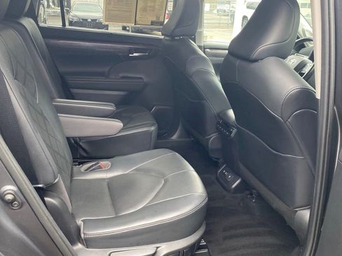 Used 2020 Toyota Highlander Platinum image 18