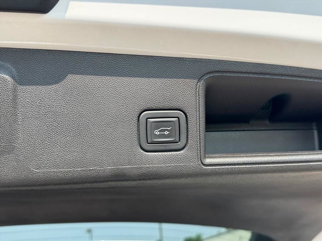 Used 2024 GMC Terrain SLT AWD/4WD image 6