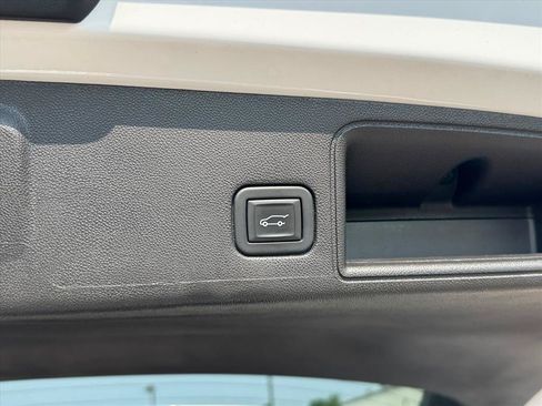 Used 2024 GMC Terrain SLT AWD/4WD image 6