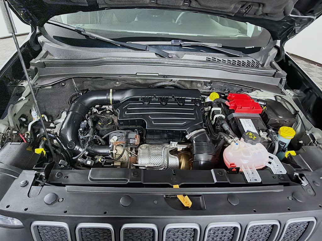 Used 2023 Jeep Renegade Latitude AWD/4WD image 29