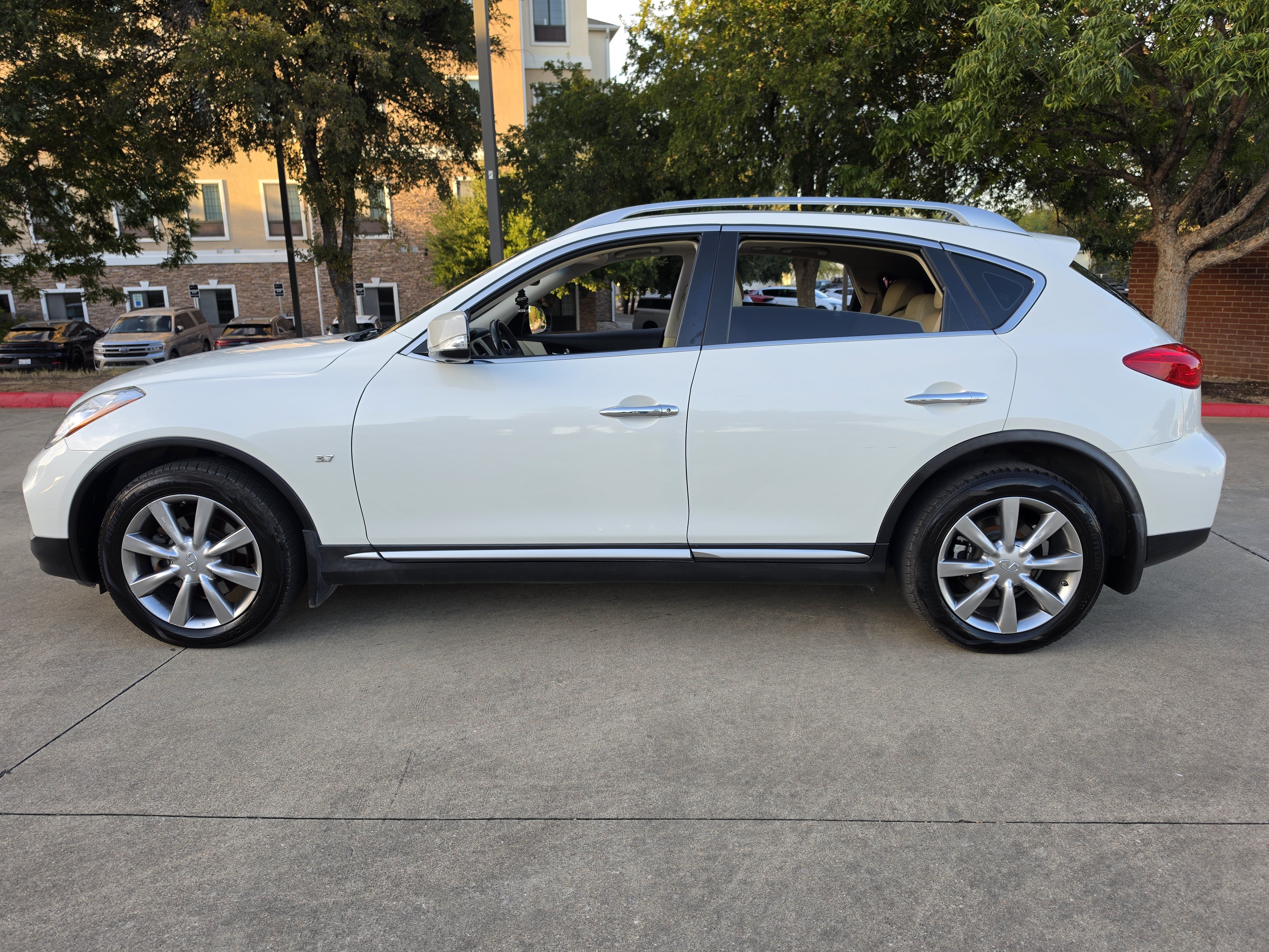 Used 2017 INFINITI QX50 AWD w/ Premium Plus Package image 4
