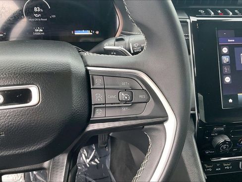 Used 2023 Jeep Grand Cherokee Laredo image 18