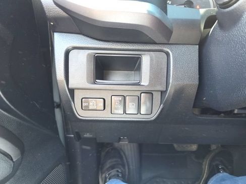 Used 2018 Toyota Tacoma TRD Sport AWD/4WD image 16