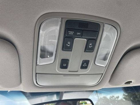 Used 2018 Kia Sedona LX w/ LX Essentials Premium Package FWD image 23