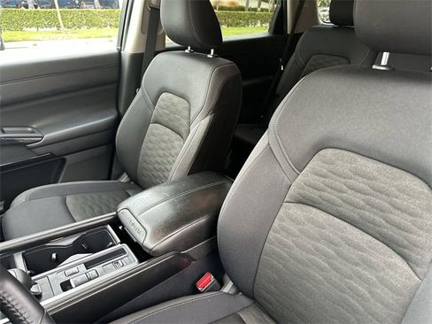 Used 2025 Nissan Pathfinder SV image 24