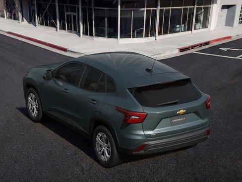 Used 2026 Chevrolet Trax LS w/ Driver Confidence Package FWD image 2