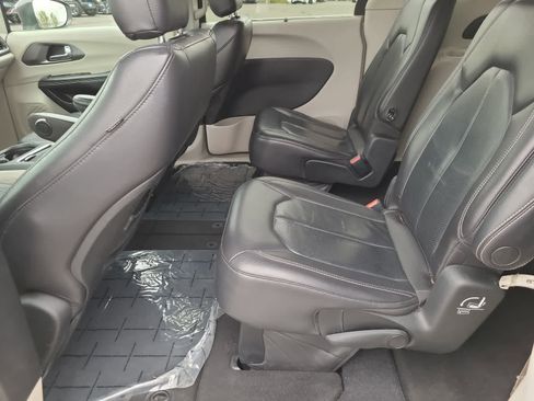 Used 2022 Chrysler Pacifica Touring-L image 21