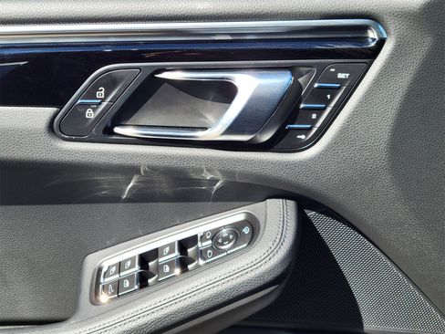 Certified 2025 Porsche Macan image 24