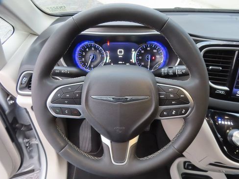 Certified 2024 Chrysler Pacifica Touring-L FWD image 4