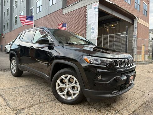 Used 2024 Jeep Compass Latitude AWD/4WD image 3